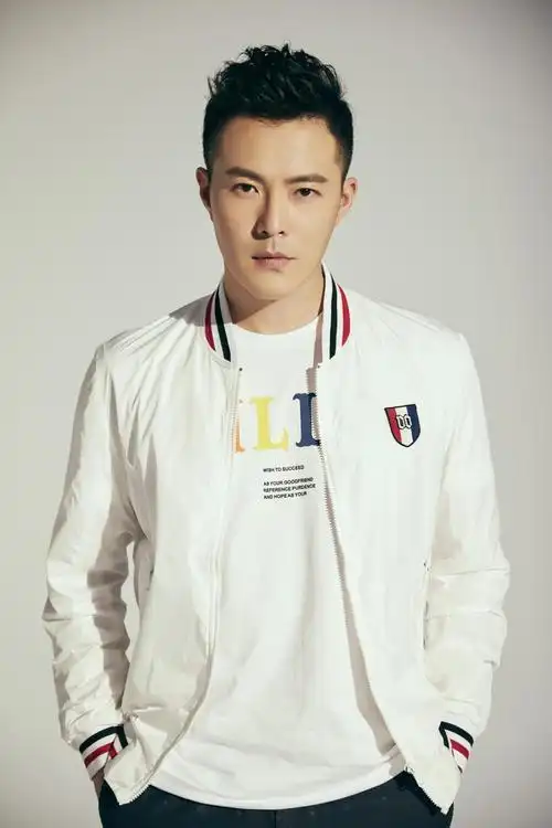 张子文夏日清爽写真大片 痞帅型男上演眼神杀