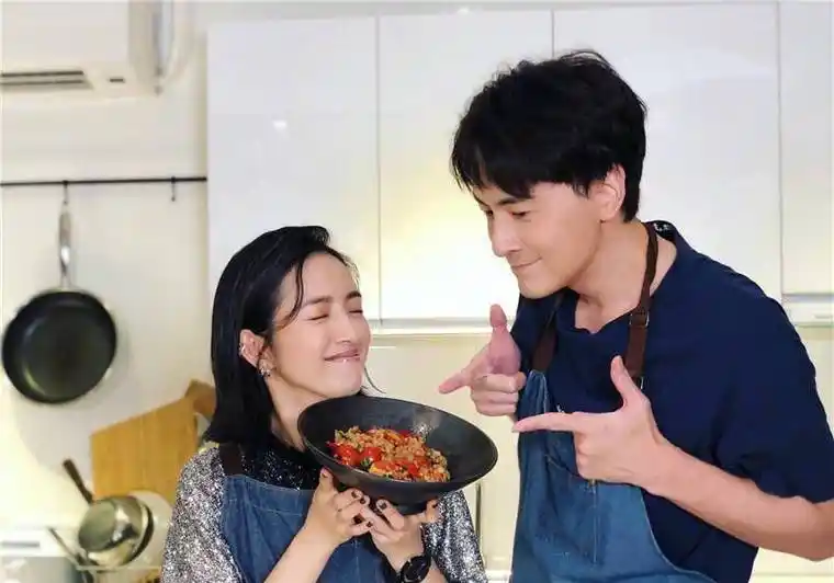 杨丞琳晒与林依晨郑元畅合照,偶像剧鼻祖聚会啦_和林_角色_人们