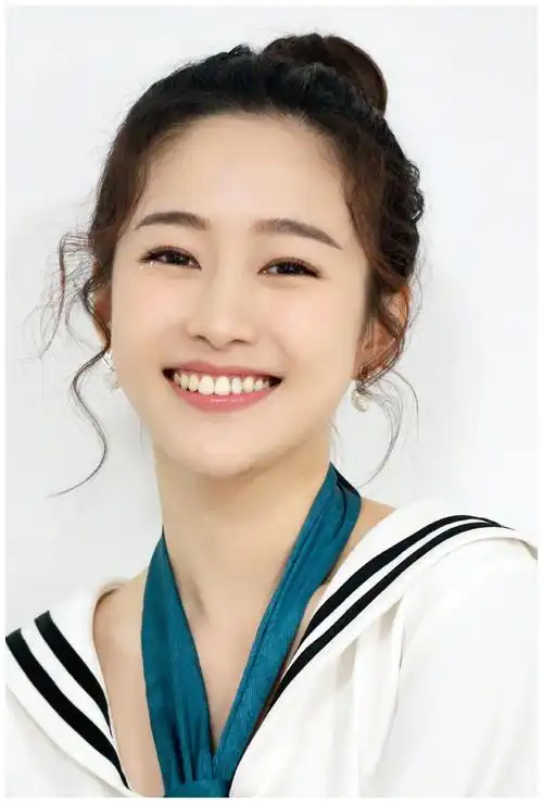 马雅舒,许双等人一起出演《女生日记》就正式出道了,在剧里面刘美含