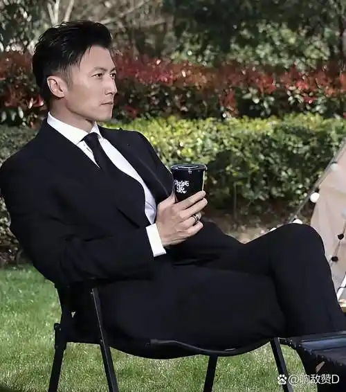 观察谢霆锋近期的行为,明显可以看出他得到了高人的指导