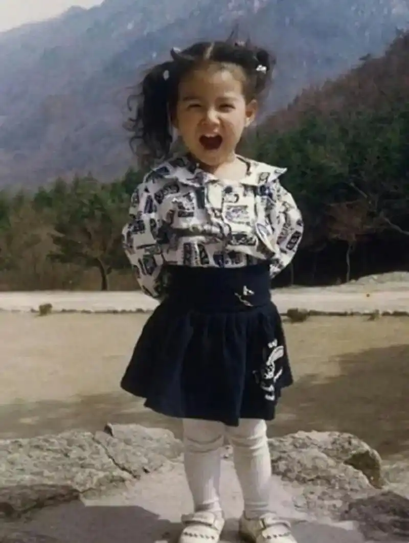 宋慧乔真是天然美女,看她小时候的照片,真没什么变化,这些照片应该