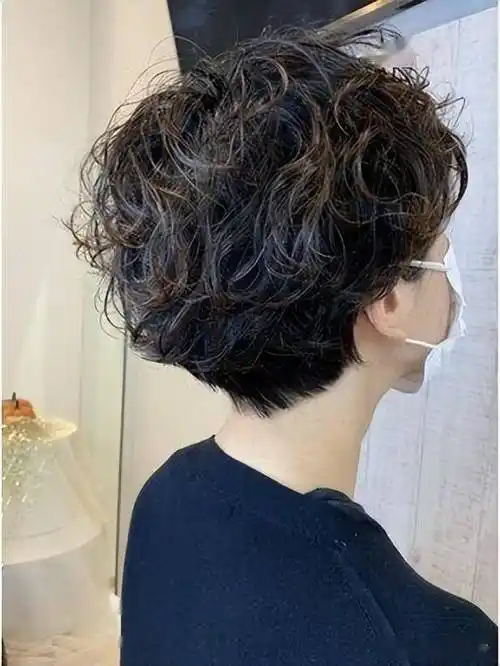 女士短发不论怎么剪,最百变时尚还是纹理烫,蓬松自然不夸张_发型_女性