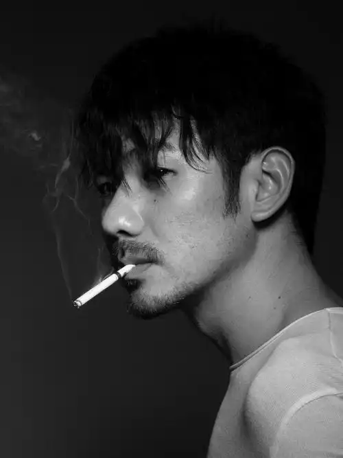 吸烟什么姿势更帅