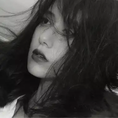 伤感高冷真人黑白女生头像