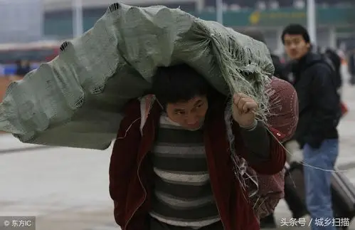 农民工回乡8幅图,脸上写满疲惫与心酸,携带大包小包旅途不轻松