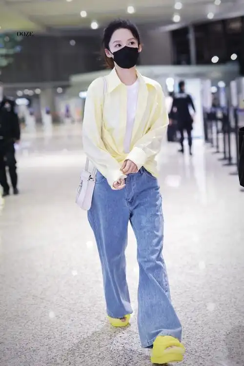 李沁机场街拍,鹅黄色的衬衫搭配阔腿牛仔裤,干练与休闲兼具,简约好看