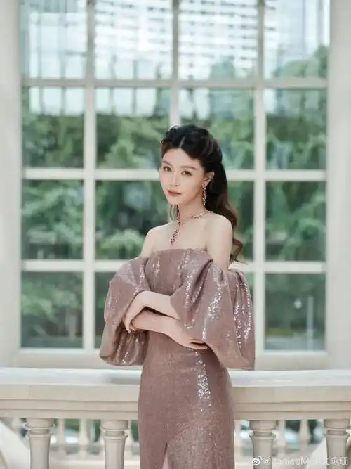 文咏珊身穿棕色抹胸裙超靓丽!肤白貌美大长腿性感撩人_肌肤_衣裙_五官