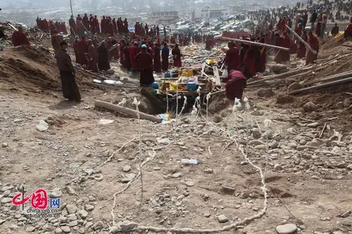 玉树地震遇难者火葬
