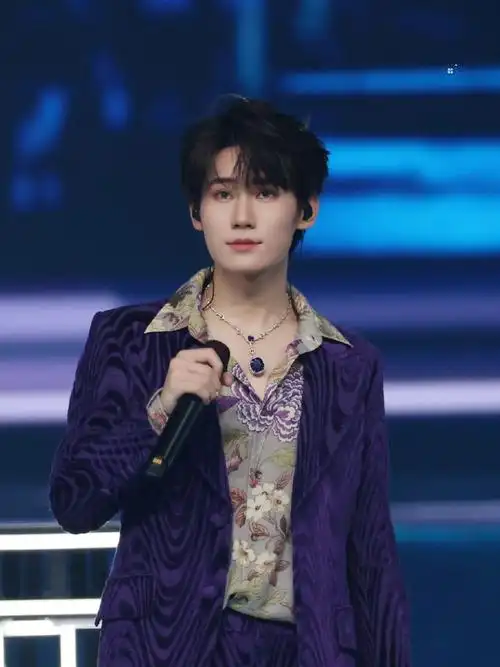 张真源超话7815#今日星拍放送#她说我穿花衬衫最帅了@时代少年团