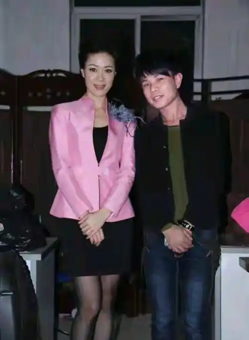 李文静:央视俏皮美女主持,因直播竖中指惹争议,47岁仍无儿无女_父母