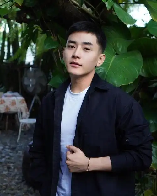 组图:留着寸发的英俊小奶狗,阳光帅气有活力,90后男生很有型!