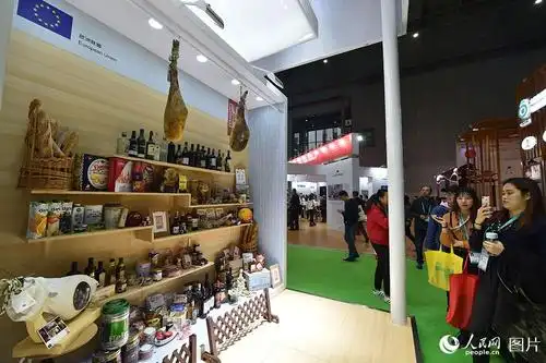11月8日,在进博会食品及农产品展区,观众被琳琅满目的进口食品深深