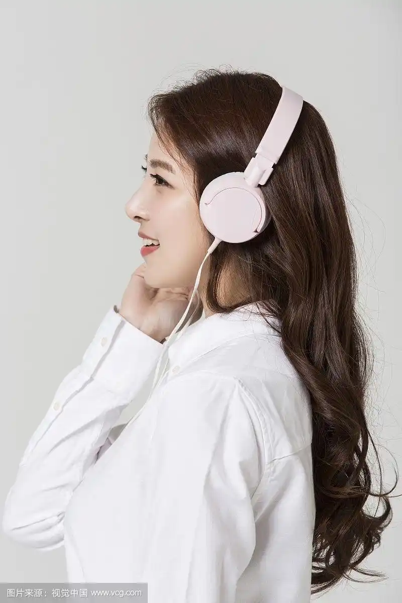 一个戴着耳机的女人的侧视图