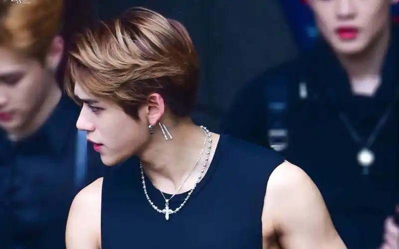 按理说黄旭熙也是成年人了,只要不是在公共场合禁烟区抽烟,也不算是