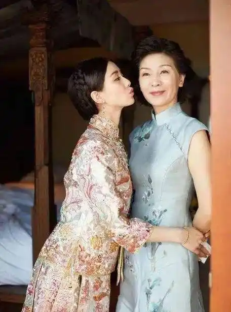 刘诗诗妈妈只比吴奇隆大2岁穿旗袍淡雅如菊气质与女婿好配