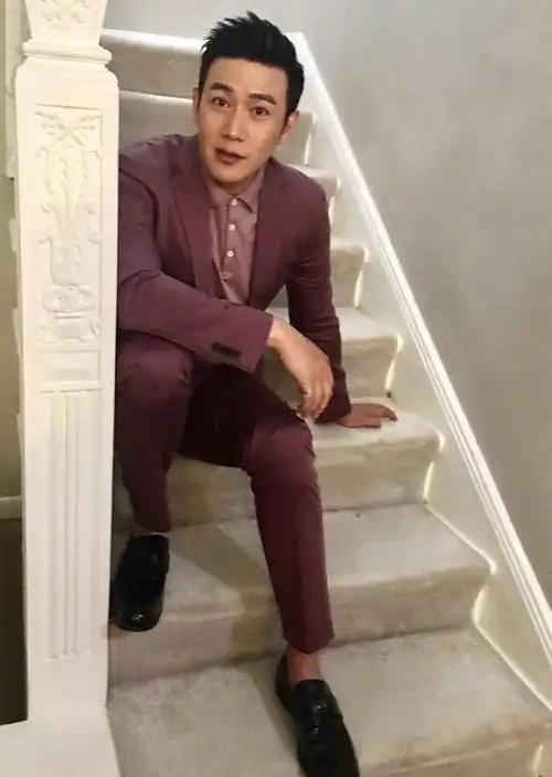 陆毅也难逃中年发福44岁穿白t配长裤清爽身材油腻胖到没脖子