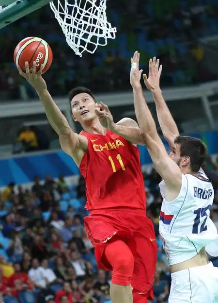 8月14日,中国队球员易建联(左)在比赛中上篮. 新华社记者孟永民摄