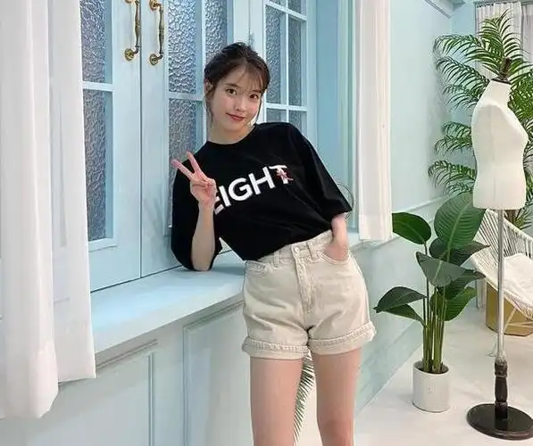 李知恩选择了一款深色的牛仔裤,阔腿牛仔裤是很多女孩子的必备,因为它