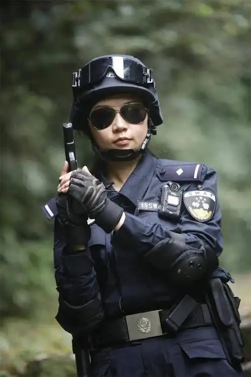 一警多专90后女特警化身彝山速递员