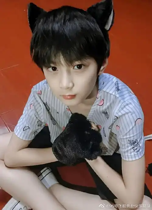 刘耀文 超绝少年气#92#刘耀文 全能忙内#可可爱爱奶团子//抱图疗览