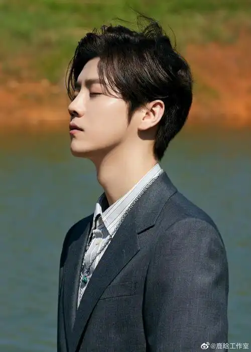 鹿晗杂志侧拍花絮图,绝美侧颜,夏日湖畔的浪漫续杯.蓝天绿地之间