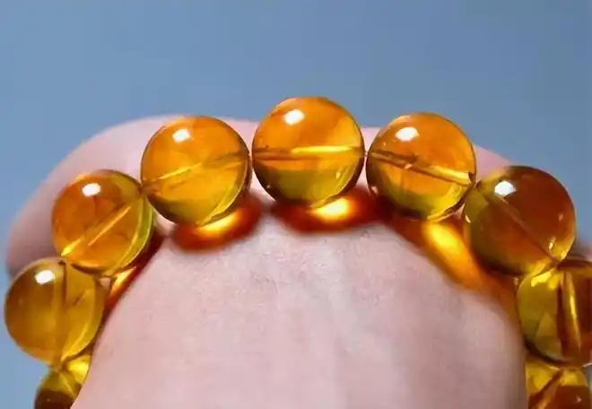 富贵又生财养生招财秋天必戴的琥珀松岗琥珀