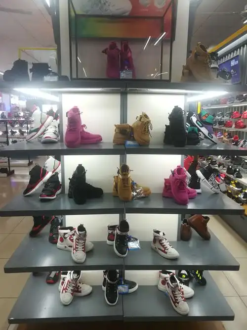 时尚马丁靴陈列