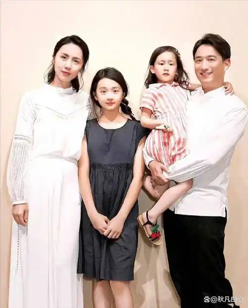 黄磊三胎儿子罕露正脸,孙莉晒儿女日常秀幸福,弟弟长得像多妹_孩子