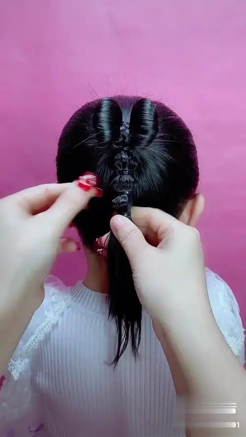 岁中长发的宝贝扎个简单漂亮的元宵节发型 编发教程 元宵节发型 儿童