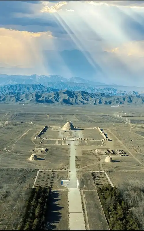 我很少用"震撼"来形容一座城市_银川_沙漠_贺兰山岩画