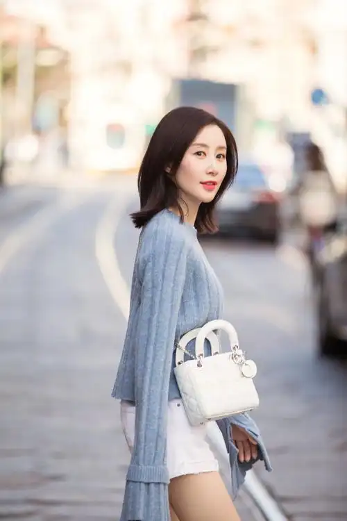 舒畅最新蓝色毛衣清新街拍高清图片