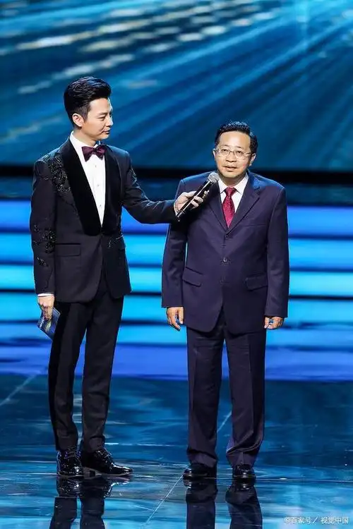 主持人任鲁豫回山东赶集,大口吃喝似大叔,央视一哥无人识?