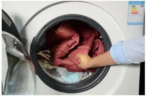 谨记干洗羽绒服只会让它更短命正确清洗方法是这样的