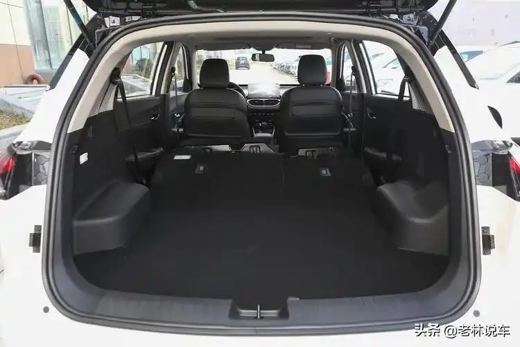 在小型suv中,宝骏510的后排空间并不小,后排座椅乘坐3人的话,并不局促