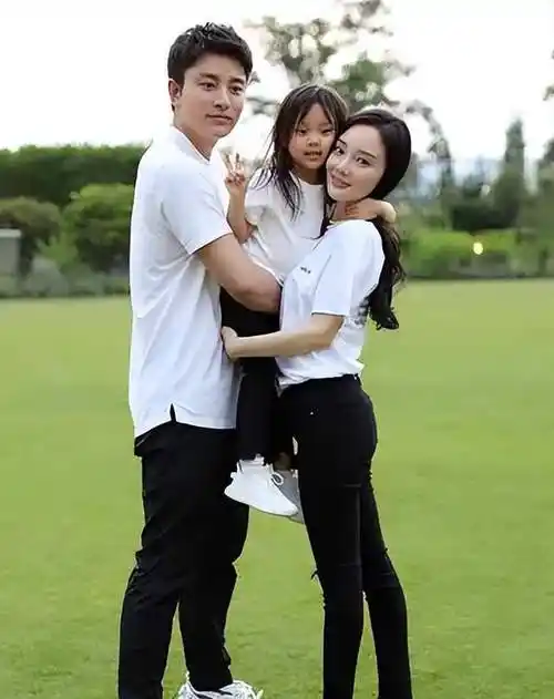 贾乃亮带女儿买小狗,身边没工作人员很低调,甜馨曾称父亲挺好的