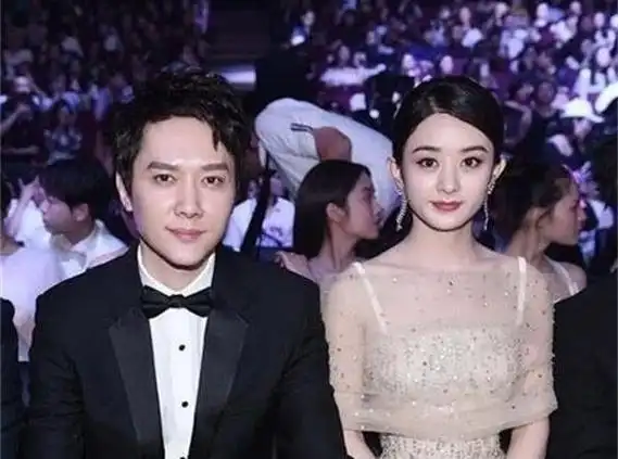 赵丽颖探班冯绍峰散步被偶遇小两口牵手逛街太甜蜜啦