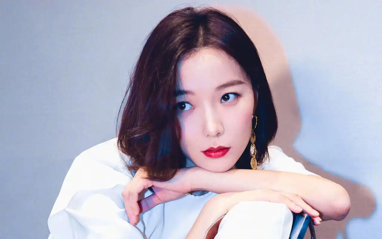 王珞丹干练优雅高清桌面壁纸