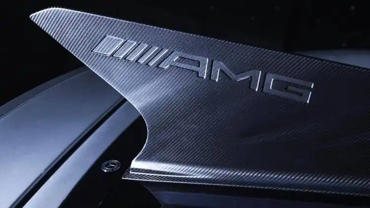 尾翼上面的amg logo格外醒目.