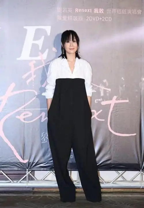 刘若英为显腿长太拼裤腰提到胸口没有腰身比例也尴尬