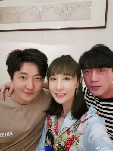 雷佳音老婆晒照庆新年携女儿化身美人鱼秀身材雷佳音瘦了