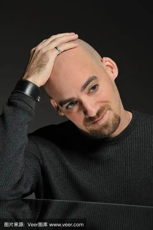 一个光头青年的肖像