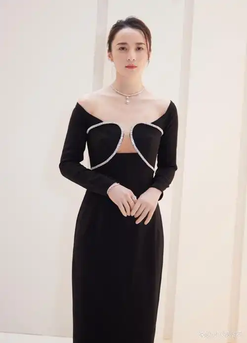 蒋勤勤身穿黑色长裙尽显大气,怼脸照也轻松应对,可见蒋勤勤的皮肤状态