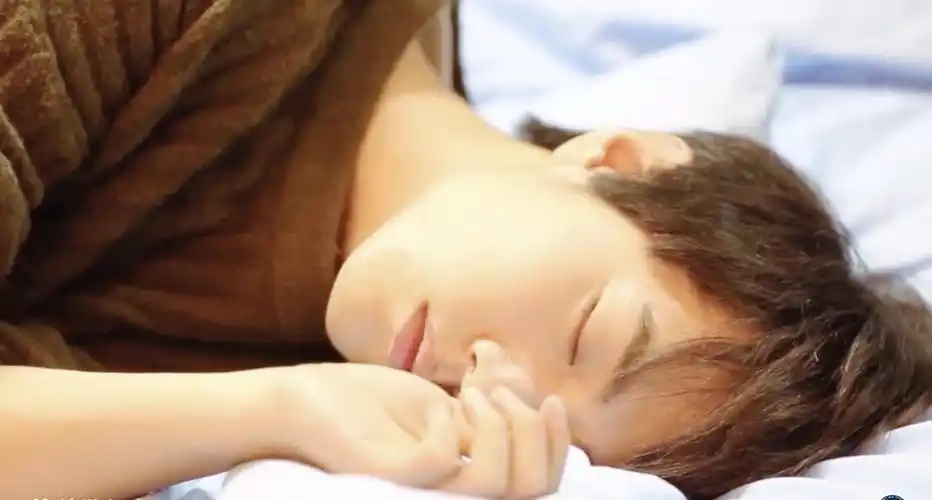 做完这些后,王一博摸了摸肖战的头发,坐在地毯上呆呆的看了一会儿沙发