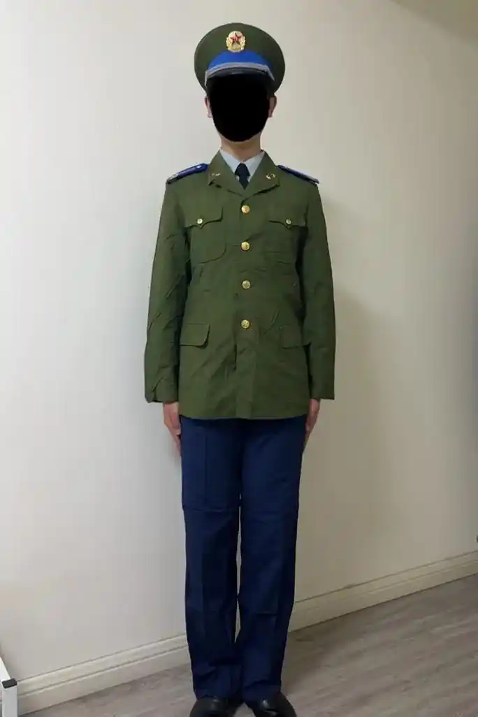 1999年过渡时期的87式空军士官夏常服.1999年过渡时期