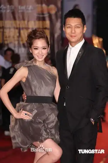 杨千霈街头热吻摸胸面不改色富豪男友黄宝世魅力难挡