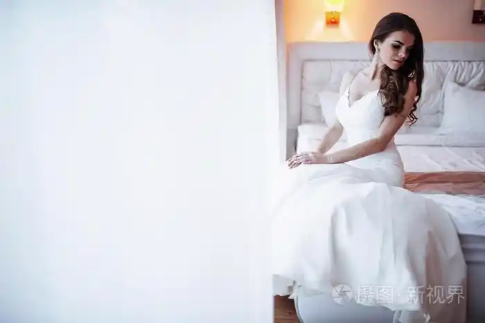 新娘坐在床上