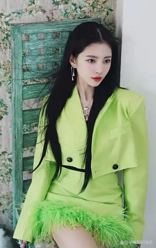 杜淳老婆王灿晒美照,一身绿色打扮又嫩又漂亮,网友吐槽太想火了