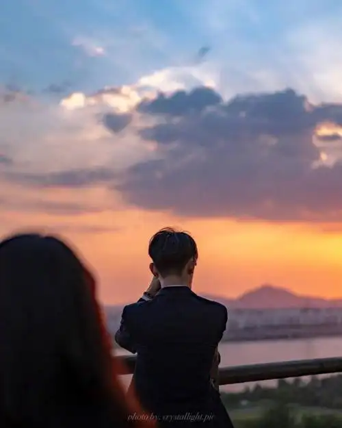 "没人告诉过我,很多人一辈子只能遇见一次,擦肩而过就是杳然一生.