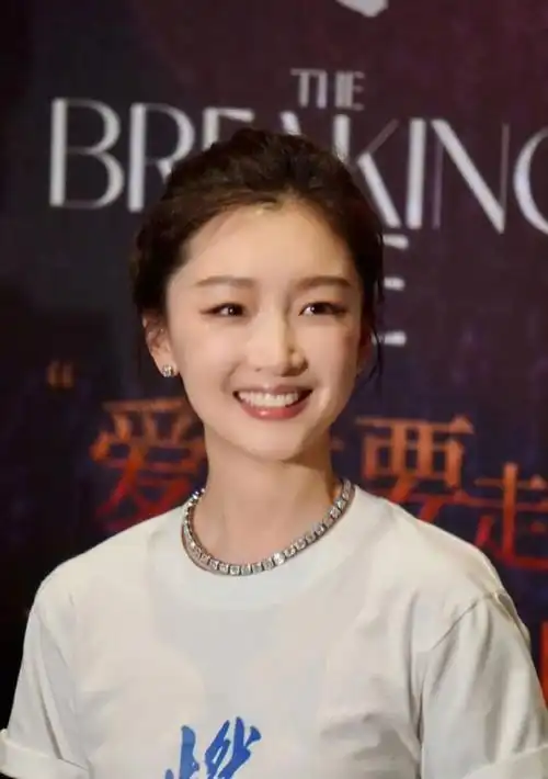 周冬雨越来越好看了,清纯俏丽,笑容甜美,少女感十足!9595 - 抖音