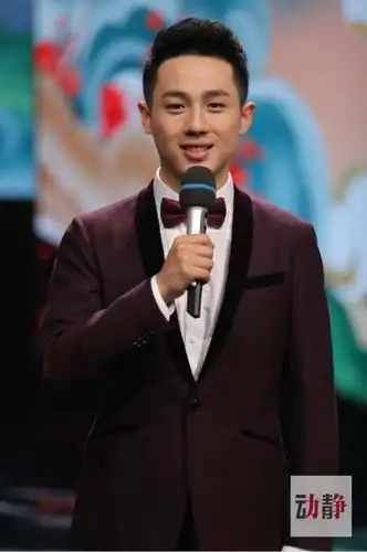 春晚主持人齐亮相平时严肃正经的他们在舞台上居然是这样的